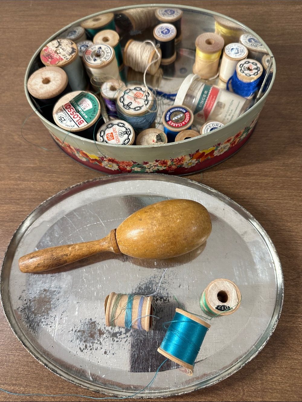MCM METAL TIN with 21 wooden spools🧵 of thread.
